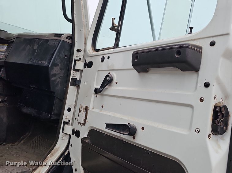 image for item DQ8565 1998 International 4900  utility / service truck