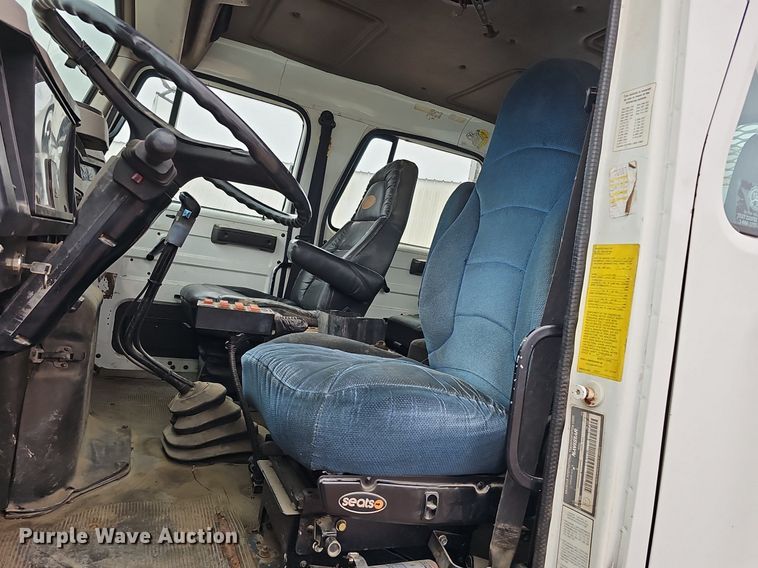 image for item DQ8565 1998 International 4900  utility / service truck