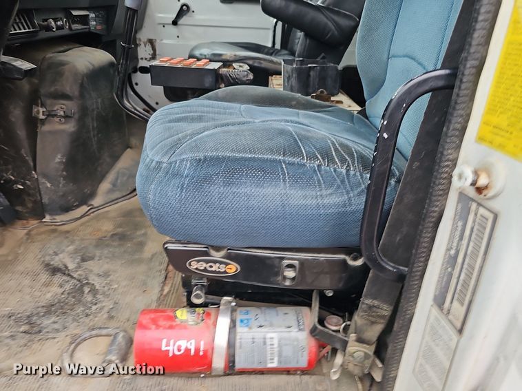 image for item DQ8565 1998 International 4900  utility / service truck