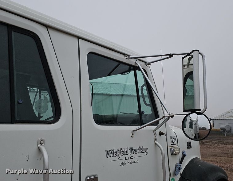 image for item DQ8565 1998 International 4900  utility / service truck