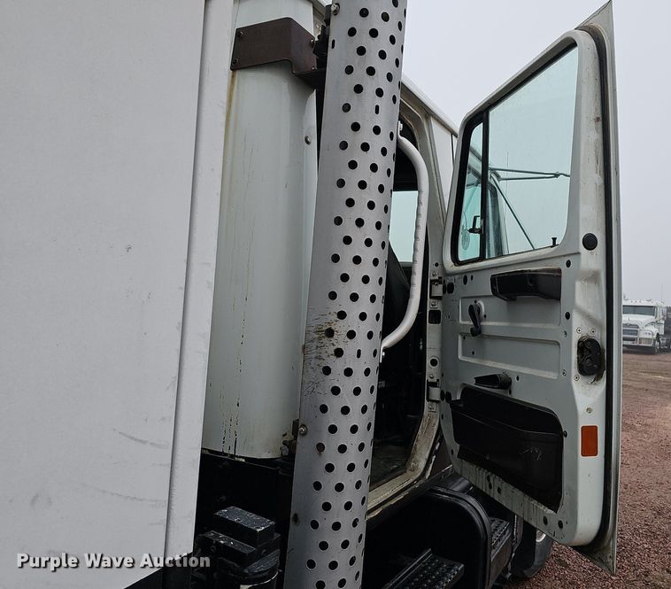 image for item DQ8565 1998 International 4900  utility / service truck