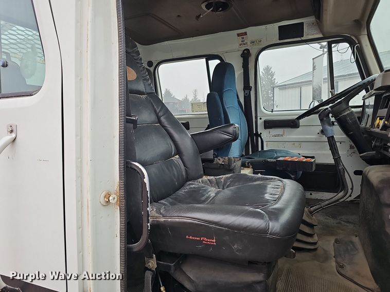 image for item DQ8565 1998 International 4900  utility / service truck