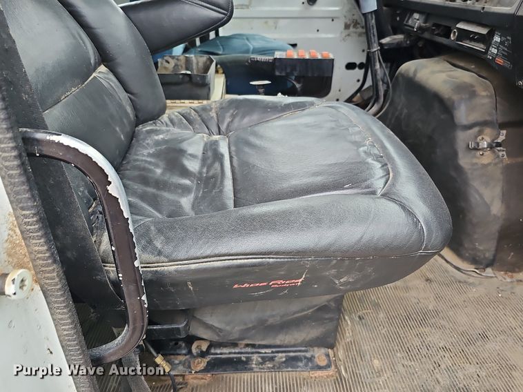 image for item DQ8565 1998 International 4900  utility / service truck