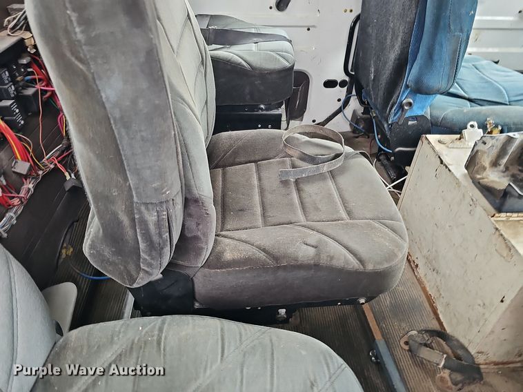 image for item DQ8565 1998 International 4900  utility / service truck