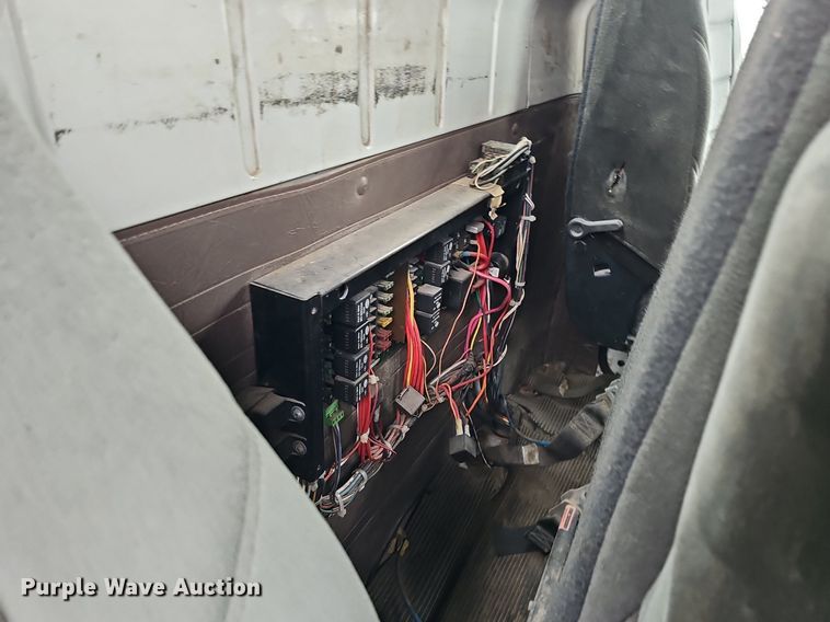 image for item DQ8565 1998 International 4900  utility / service truck