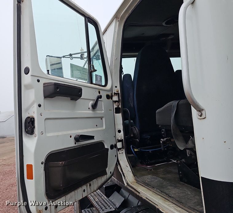 image for item DQ8565 1998 International 4900  utility / service truck