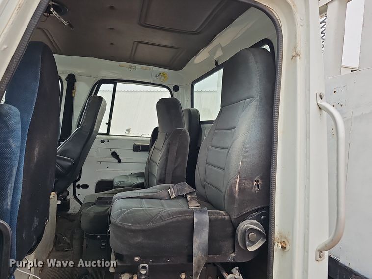 image for item DQ8565 1998 International 4900  utility / service truck