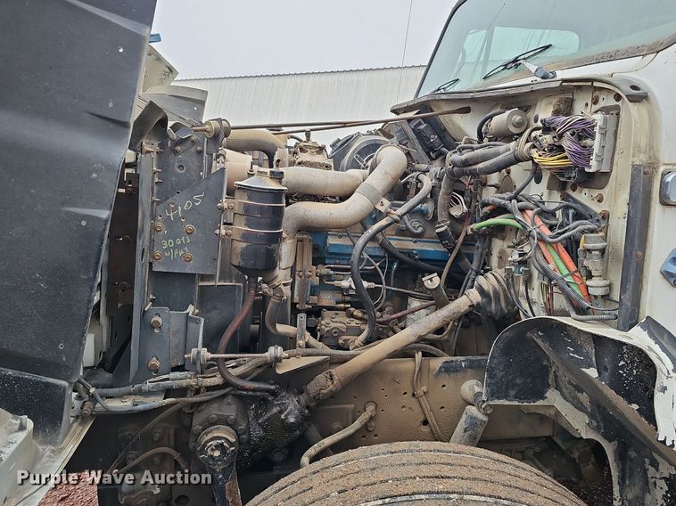 image for item DQ8565 1998 International 4900  utility / service truck