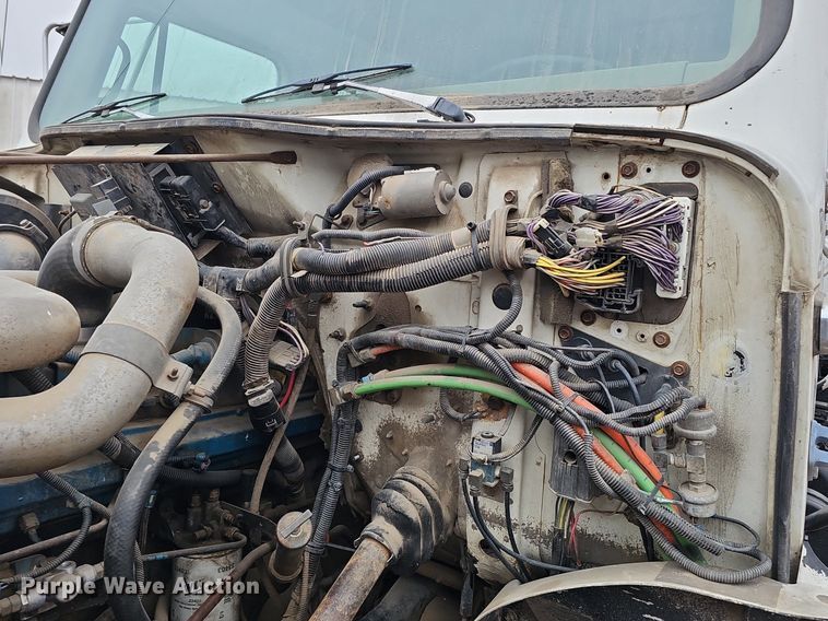 image for item DQ8565 1998 International 4900  utility / service truck