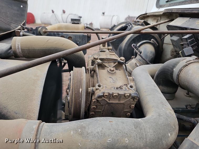 image for item DQ8565 1998 International 4900  utility / service truck