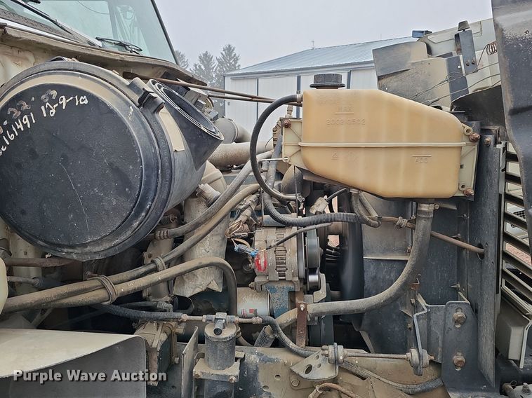 image for item DQ8565 1998 International 4900  utility / service truck