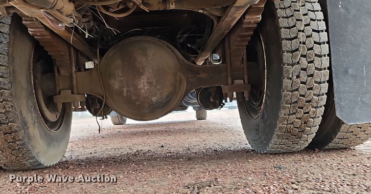 image for item DQ8565 1998 International 4900  utility / service truck