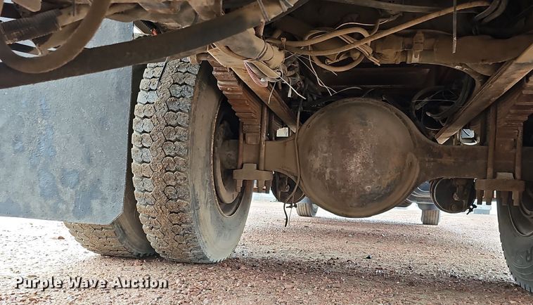 image for item DQ8565 1998 International 4900  utility / service truck