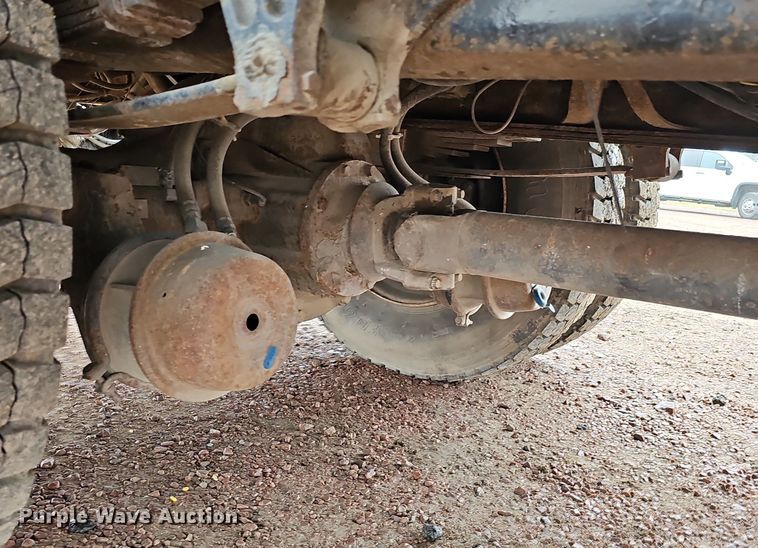 image for item DQ8565 1998 International 4900  utility / service truck