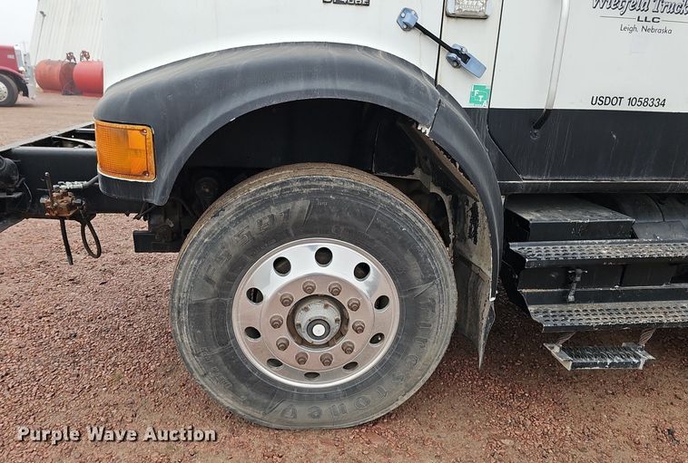 image for item DQ8565 1998 International 4900  utility / service truck