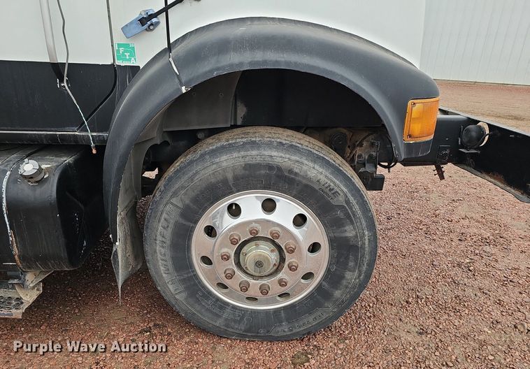 image for item DQ8565 1998 International 4900  utility / service truck