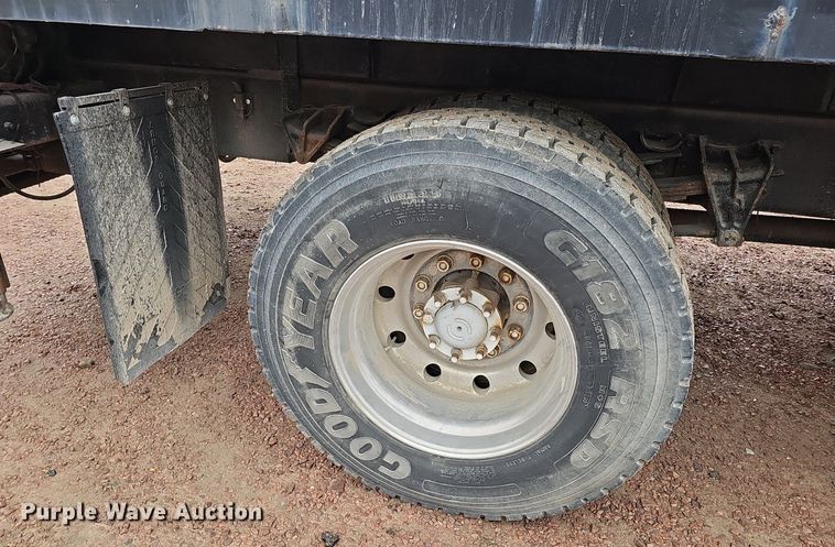 image for item DQ8565 1998 International 4900  utility / service truck