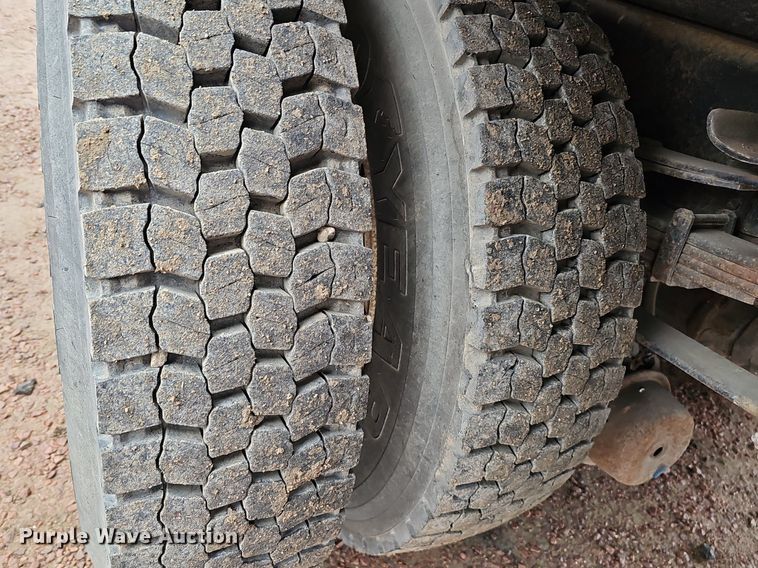 image for item DQ8565 1998 International 4900  utility / service truck