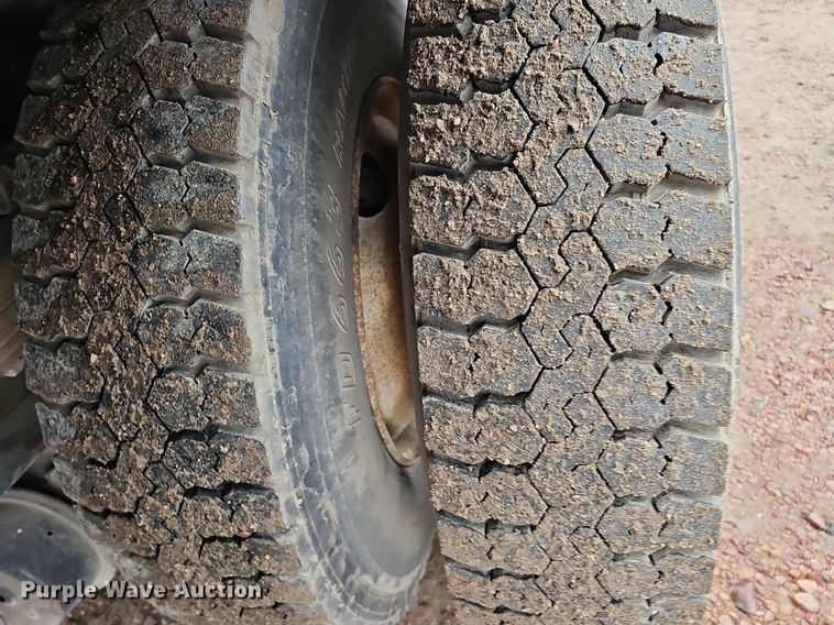 image for item DQ8565 1998 International 4900  utility / service truck