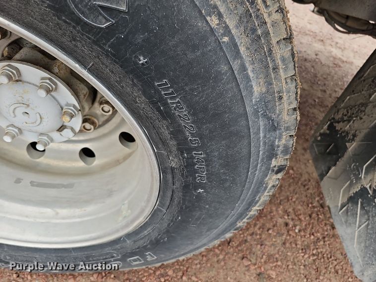 image for item DQ8565 1998 International 4900  utility / service truck