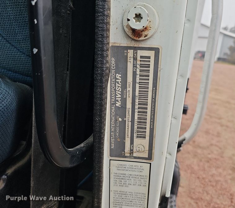 image for item DQ8565 1998 International 4900  utility / service truck