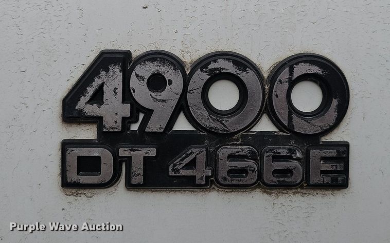 image for item DQ8565 1998 International 4900  utility / service truck