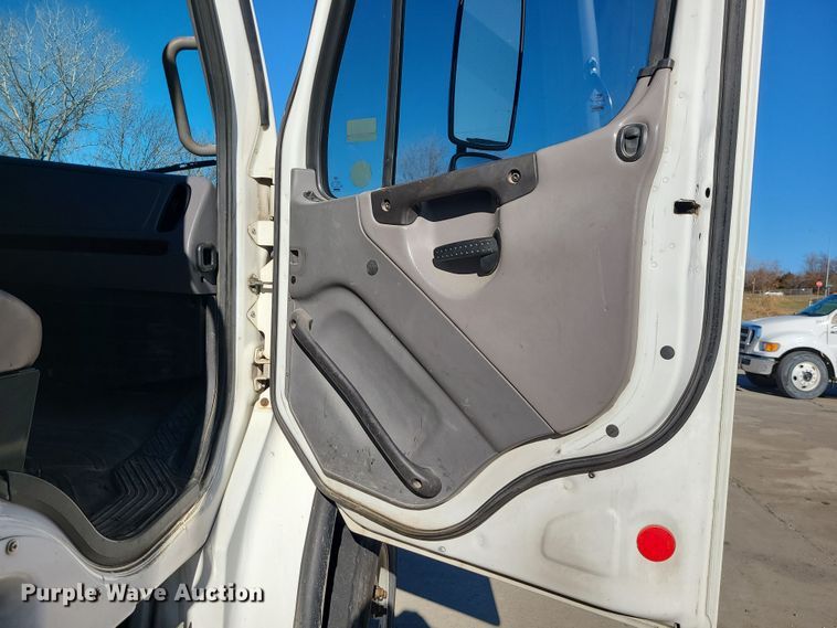 image for item DR7856 2007 Freightliner Business Class M2  crane truck