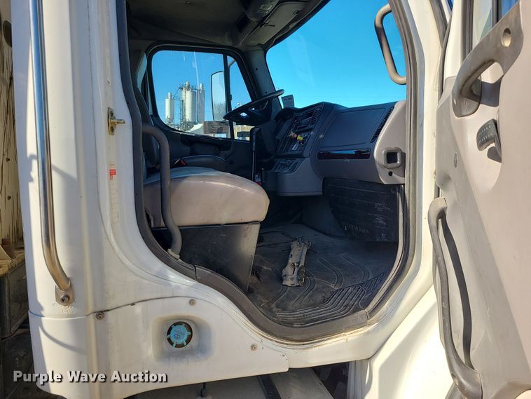 image for item DR7856 2007 Freightliner Business Class M2  crane truck