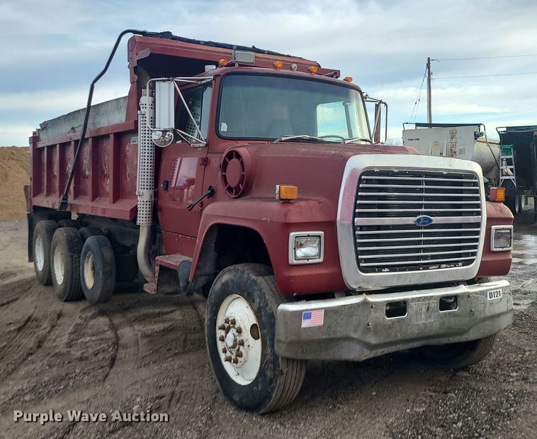 image for item DR7864 1993 Ford LT8000  dump truck