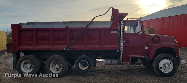 image for item DR7864 1993 Ford LT8000  dump truck
