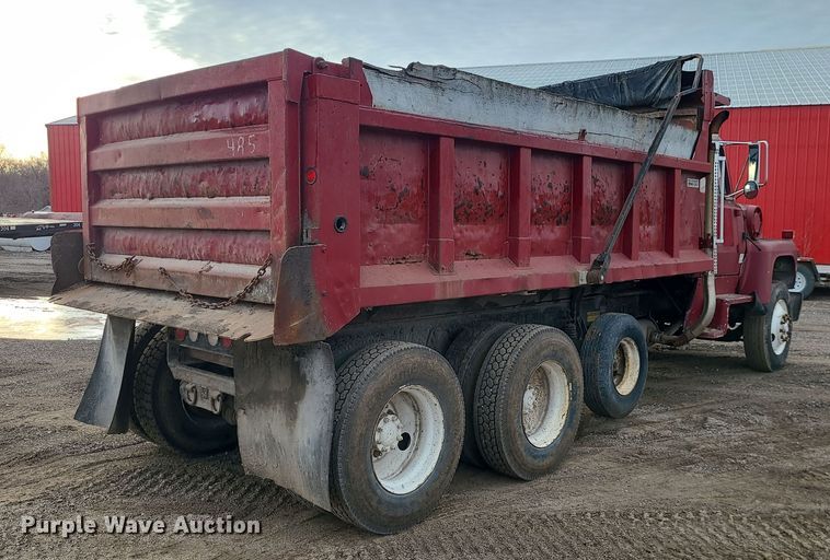 image for item DR7864 1993 Ford LT8000  dump truck