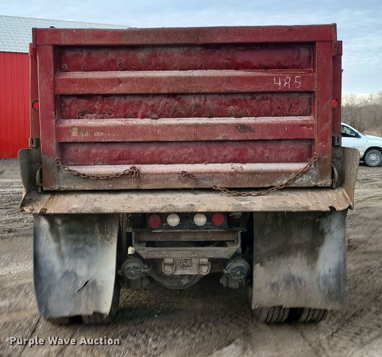 image for item DR7864 1993 Ford LT8000  dump truck