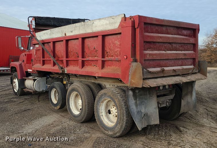 image for item DR7864 1993 Ford LT8000  dump truck