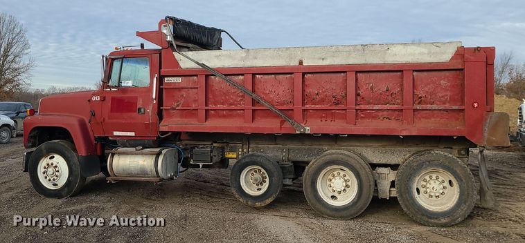 image for item DR7864 1993 Ford LT8000  dump truck