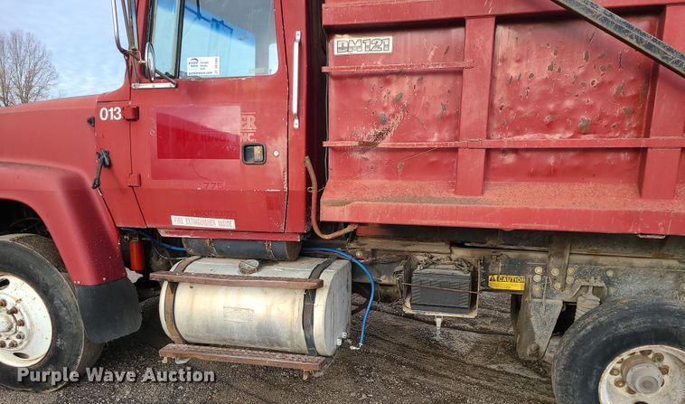 image for item DR7864 1993 Ford LT8000  dump truck