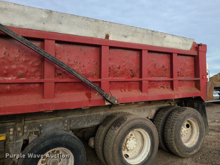 image for item DR7864 1993 Ford LT8000  dump truck