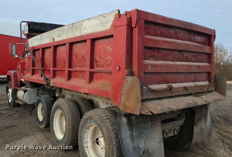 image for item DR7864 1993 Ford LT8000  dump truck