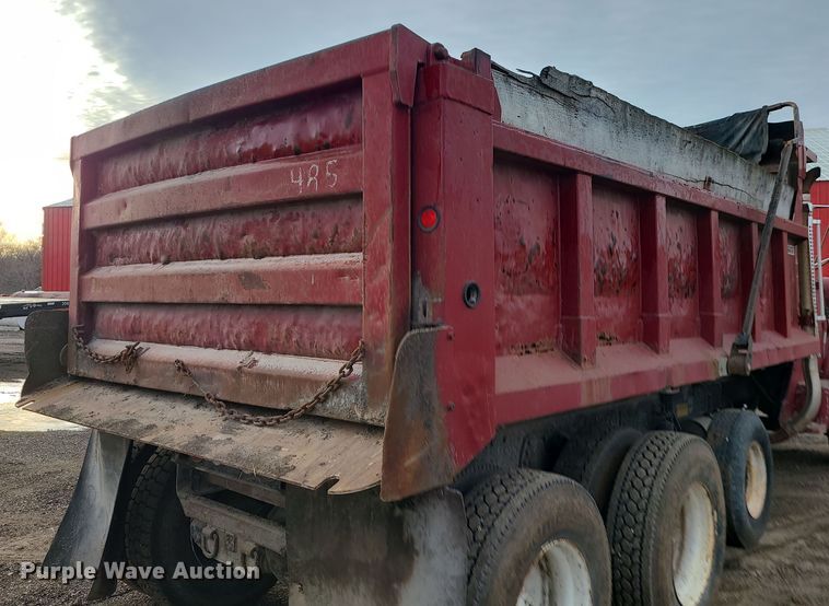 image for item DR7864 1993 Ford LT8000  dump truck