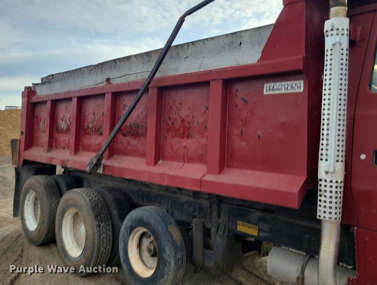 image for item DR7864 1993 Ford LT8000  dump truck
