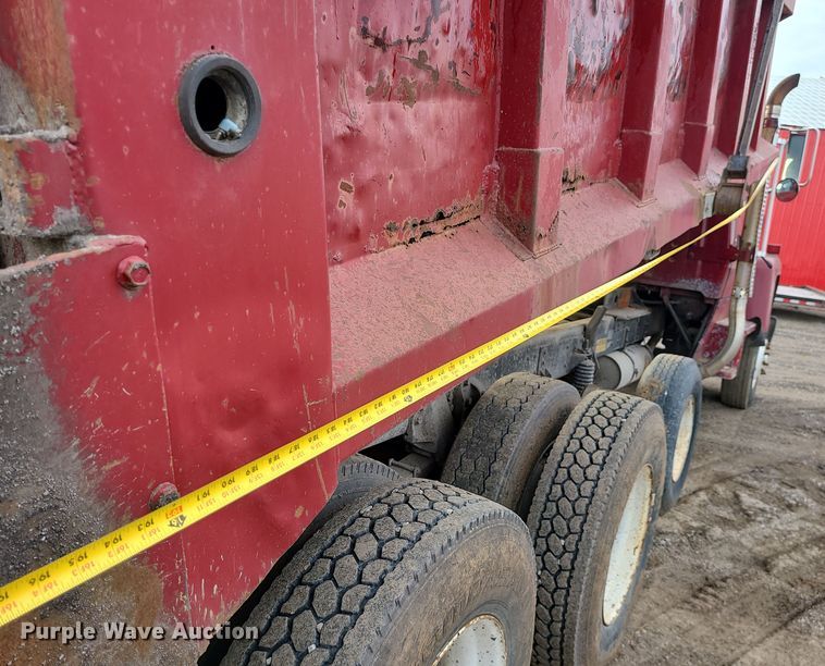 image for item DR7864 1993 Ford LT8000  dump truck
