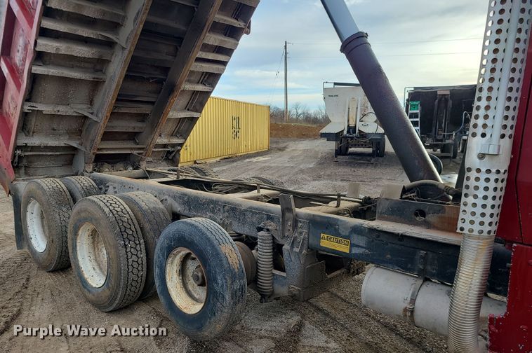 image for item DR7864 1993 Ford LT8000  dump truck