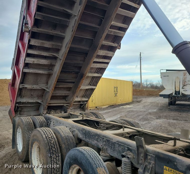 image for item DR7864 1993 Ford LT8000  dump truck