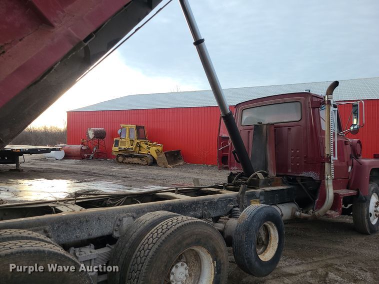 image for item DR7864 1993 Ford LT8000  dump truck
