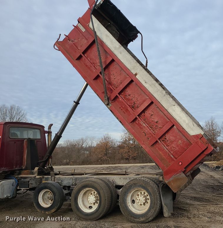 image for item DR7864 1993 Ford LT8000  dump truck