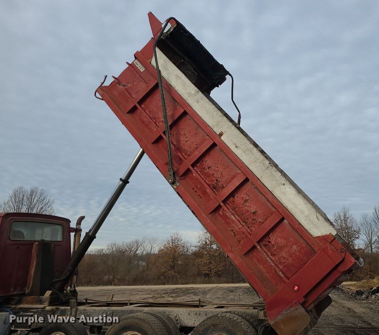 image for item DR7864 1993 Ford LT8000  dump truck