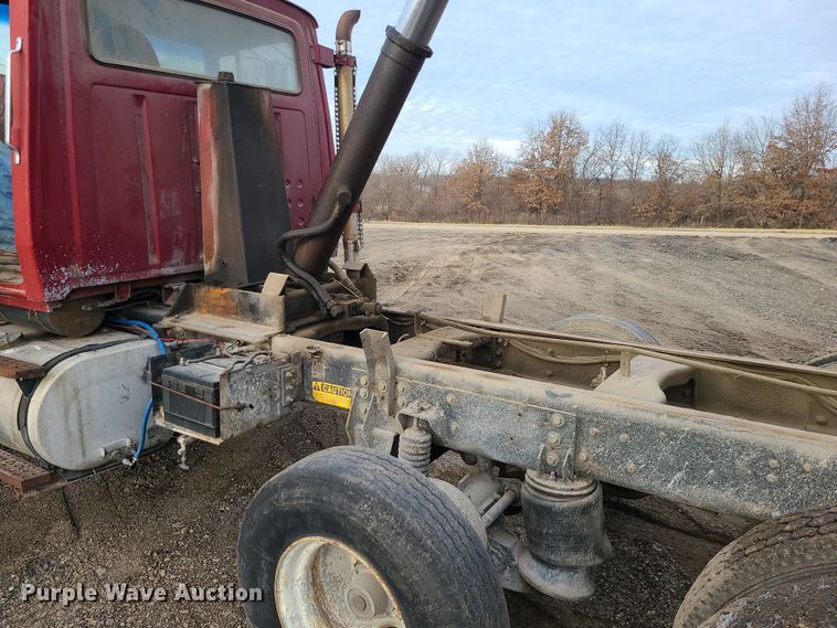 image for item DR7864 1993 Ford LT8000  dump truck