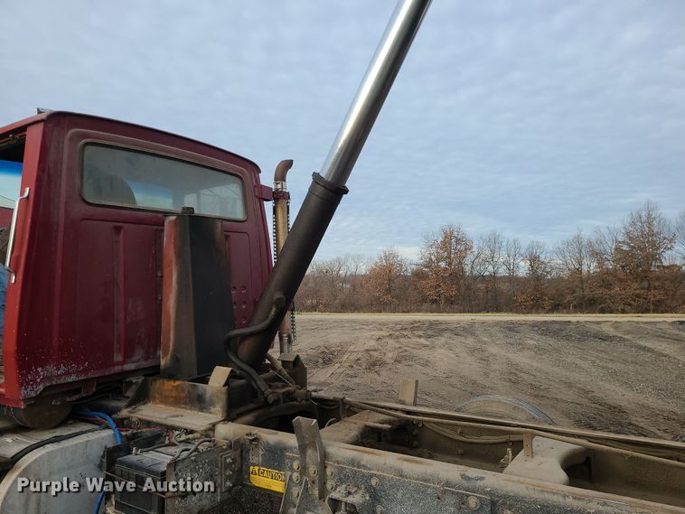 image for item DR7864 1993 Ford LT8000  dump truck