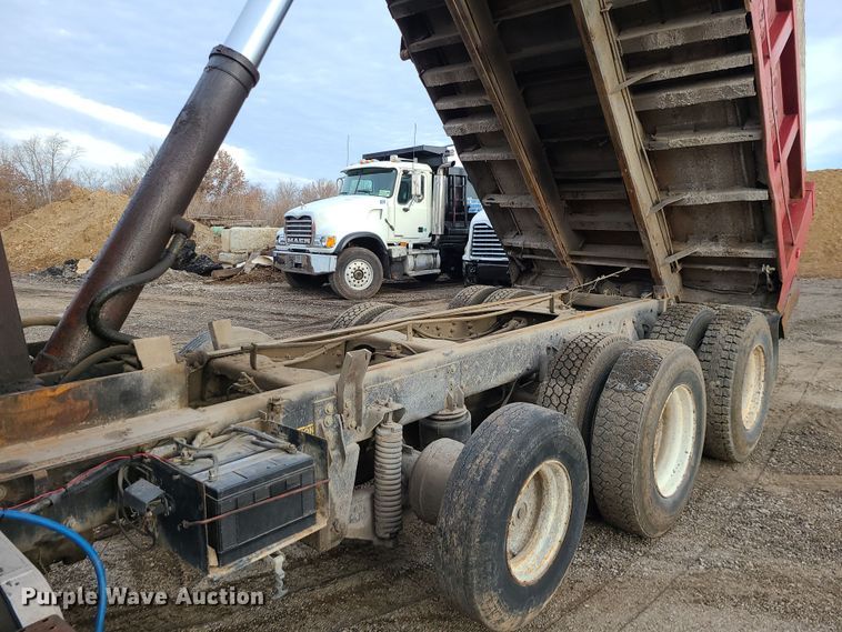 image for item DR7864 1993 Ford LT8000  dump truck