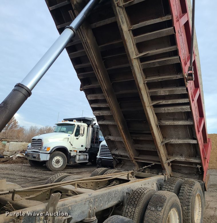image for item DR7864 1993 Ford LT8000  dump truck