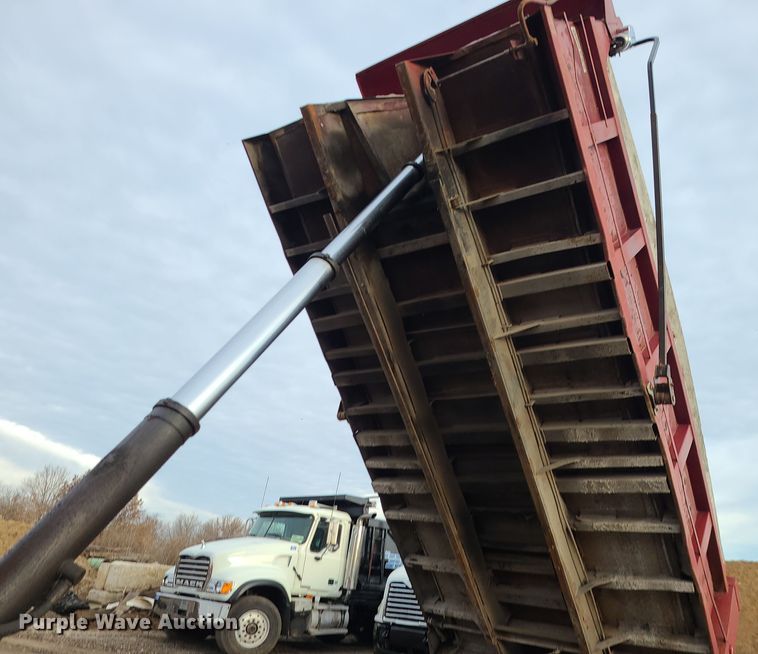 image for item DR7864 1993 Ford LT8000  dump truck